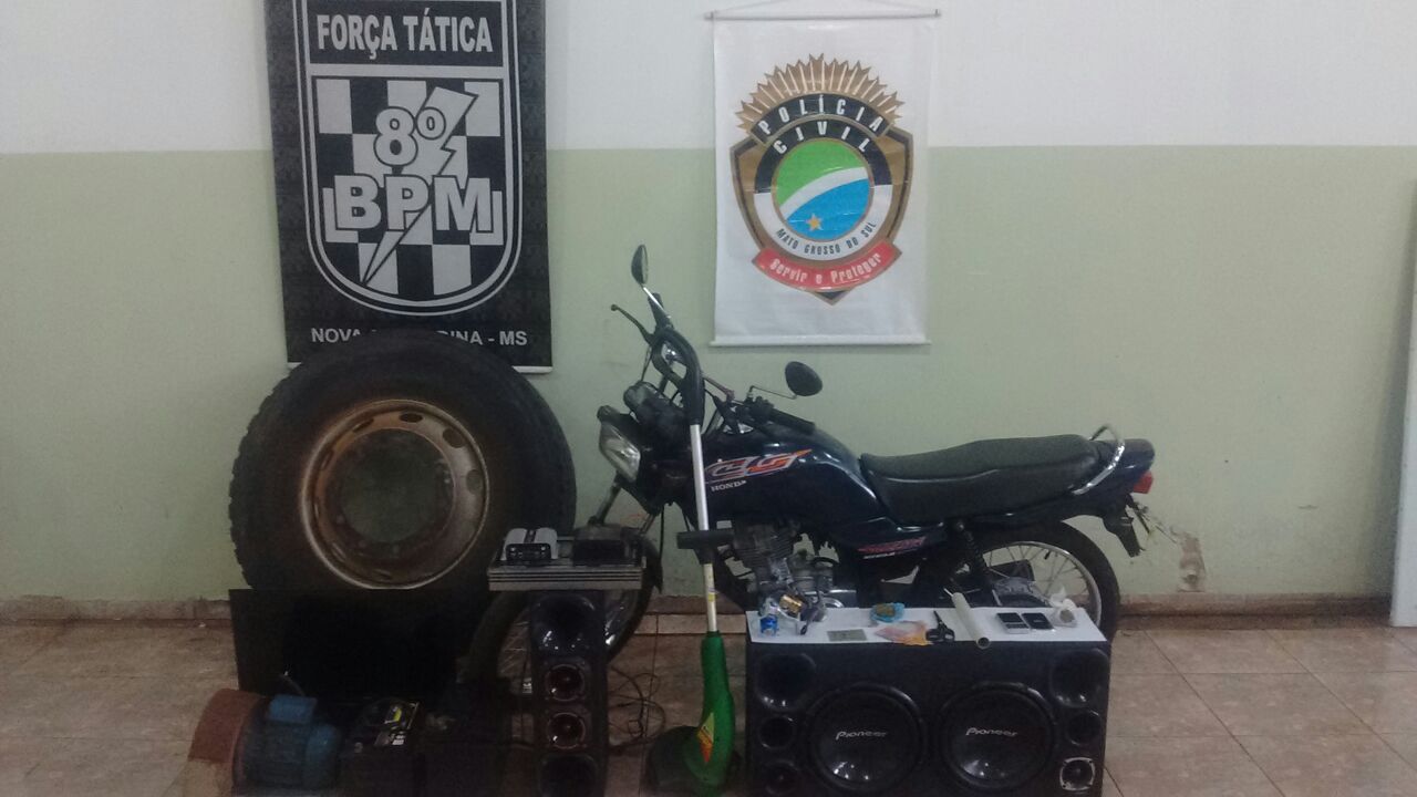Moto e objetos de procedência duvidosa apreendidos - Foto: PC/Divulgação